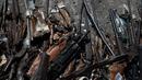 Sejumlah senjata api hasil sitaan dihancurkan di Rio de Janeiro, Brasil, Rabu (20/12). Senjata api tersebut disita selama operasi polisi di negara bagian Rio de Janeiro. (AP Photo/Leo Correa)