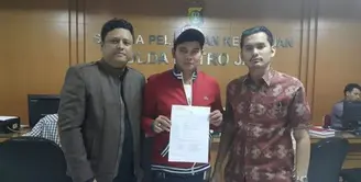 Bersama kuasa hukumnya Nanda Persada, SH, artis dan presenter Indra Bekti balas mempolisikan Lalu Gigih atas tindakan pencemaran nama baik.