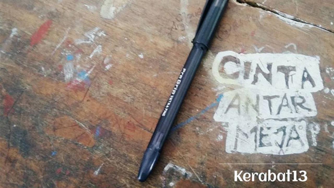 10 Coretan Siswa di Meja Sekolah, Absurd tapi Bikin Kangen