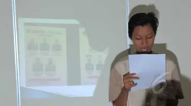 Keluarga membaca surat terbuka untuk Presiden Joko Widodo terkait intimidasi yang dilakukan penyidik BNN terhadap Siti Farida Wulandari di LBH Jakarta, Senin (25/5/2015). Siti ditahan BNN sejak 5 April 2015. (Liputan6.com/Helmi Afandi)