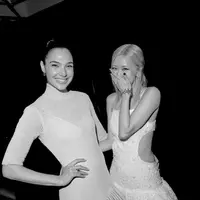 Hadiri acara Tiffany &amp; Co, penampilan Rose Blackpink bergaun putih hingga akrab dengan Florence Pugh dan Gal Gadot curi perhatian. (Instagram/roses_are_rosie).