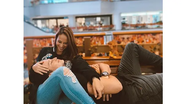 6 Momen Mesra Mike Lewis dan Janisaa Setelah Bertunangan, Semakin Lengket