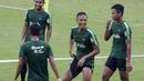 Pemain Timnas Indonesia U-22, Dallen Doke, saat latihan di Stadion Madya, Senayan, Senin (21/1). Pemain yang pernah merumput di Spanyol ini bertekad menembus skuat utama untuk tampil di Piala AFF U-22 2019. (Bola.com/M Iqbal Ichsan)