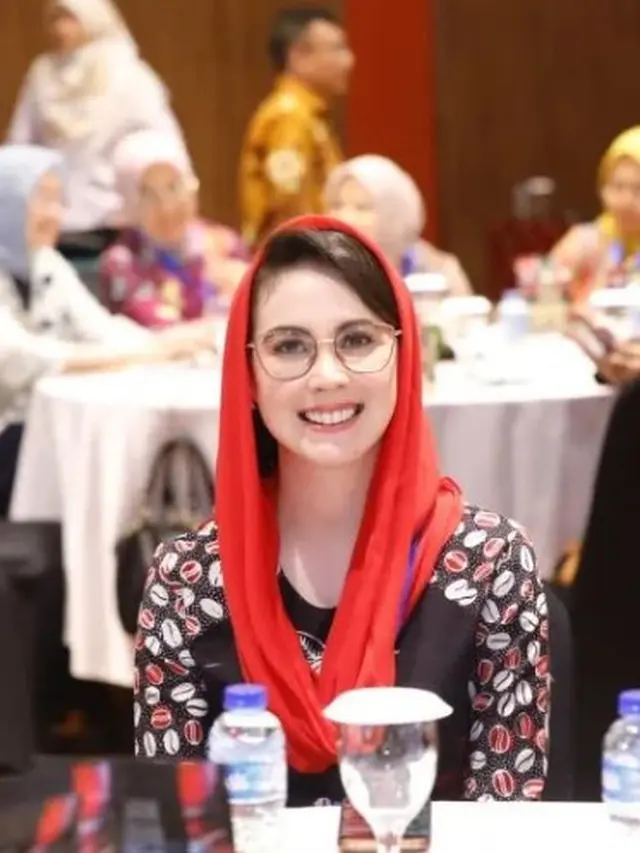 Arumi Bachsin cantik dengan kerudung (Instagram/arumibachsin_94)