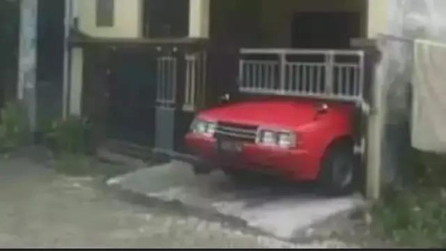 6 Pagar Rumah Nyeleneh demi Mobil Bisa Masuk Ini Kocak, Garasi Terlalu Kecil