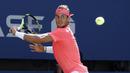Petenis Spanyol, Rafael Nadal, mengembalikan bola saat bertanding melawan petenis Ukraina, Alexandr Dolgopolov, pada turnamen AS Terbuka 2017 di New York, Senin (4/9/2017). Nadal menang 6-2, 6-4, 6-1 atas Alexandr Dolgopolov. (AP/Julie Jacobson)