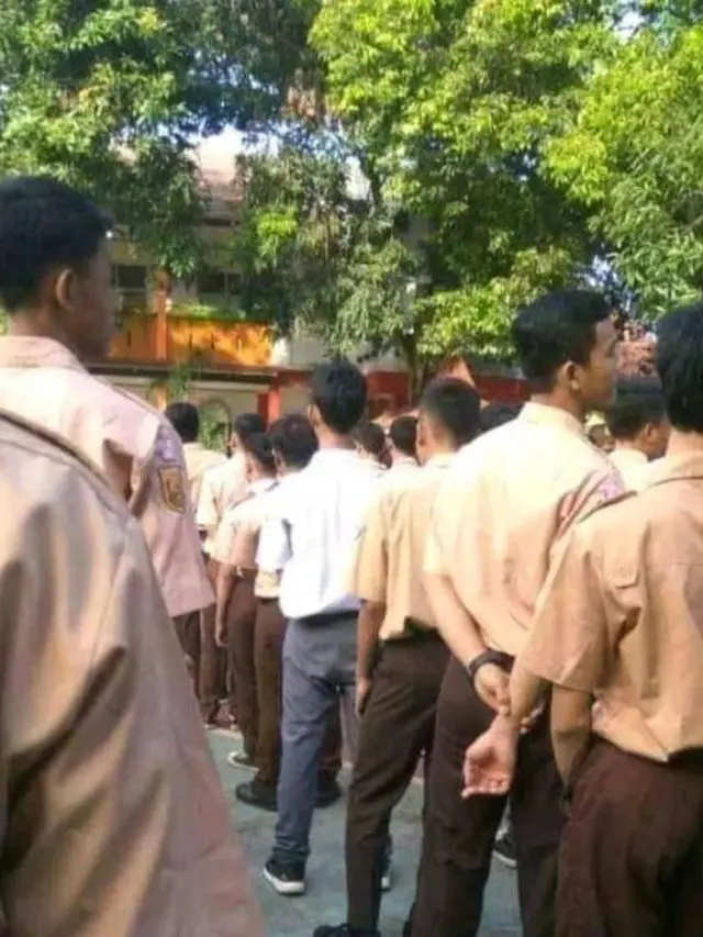 6 Momen Apes Murid Salah Pakai Seragam Saat Upacara, Harus Tahan Malu