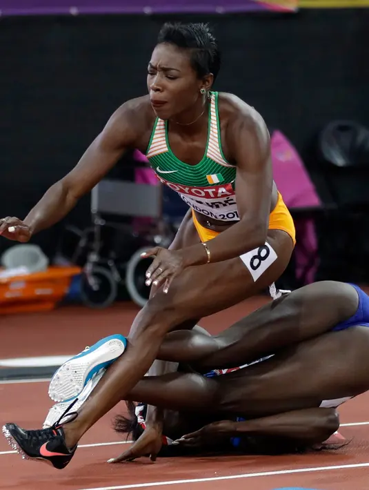 Ekspresi Murielle Ahoure dari Pantai Gading (atas) saat tersandung jatuh terkena Tori Bowie dari Amerika Serikat di final 100m putri selama Kejuaraan Atletik Dunia di London, Inggris (6/8). (AP Photo / Matthias Schrader)