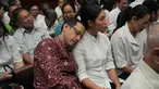 Mantan Menteri Pendidikan, Kebudayaan, Riset, dan Teknologi (Mendikbudristek), Nadiem Anwar Makarim, yang juga salah satu pendiri platform pembayaran dan perusahaan transportasi daring di Indonesia, duduk di sebelah istrinya, Franka Franklin Makarim, sebelum dimulainya sidang pembacaan tuntutan di Pengadilan Tindak Pidana Korupsi Jakarta, Rabu 13 Mei 2026. (AP Photo/Tatan Syuflana)