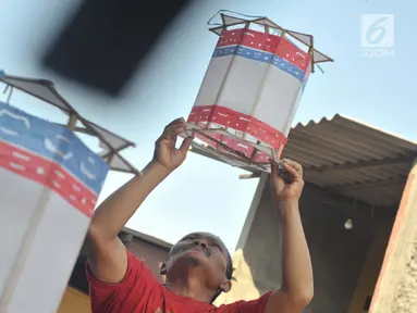 Warga memajang lampion dari bambu atau biasa disebut 'teng-tengan' di Kampung Perbalan, Kelurahan Purwosari, Semarang, Minggu (12/5/2019). Lampion  berbentuk persegi delapan yang terbuat dari bilah bambu dan kertas minyak putih itu diproduksi selama bulan Ramadan saja. (Liputan6.com/Gholib)