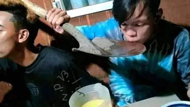 6 Sendok Makan Kuli Bangunan Ini Manfaatkan Benda Proyek, Kocak