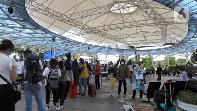 FOTO: Calon Penumpang Bandara Soetta Mengular Antre Rapid Test