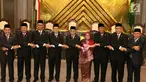 Anggota Komisioner Otoritas Jasa Keuangan yang baru foto bersama usai dilantik di Jakarta, Kamis (20/7). Anggota DK OJK periode 2017-2022 tersebut yakni Wimboh Santoso sebagai Ketua DK OJK. (Liputan6.com/Angga Yuniar)