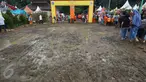 Pengunjung menghindari jalan tanah yang becek pada Festival Lebaran Betawi IX di Lapangan Banteng, Jakarta, Minggu (14/8). Meskipun becek akibat hujan, namun warga tetap antusias mengunjungi festival tahunan tersebut. (Liputan6.com/Immanuel Antonius)