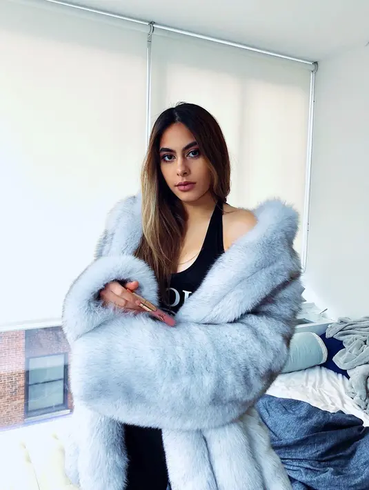 Hanya dengan mengenakan tanktop yang dipadu dengan mantel bulu, Valerie Thomas terlihat begit cantik menawan. (Foto: instagram.com/valerieethomas)