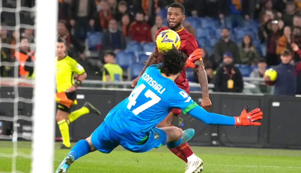 Pemain AS Roma Georginio Wijnaldum mencetak gol ke gawang Sassuolo pada pertandingan sepak bola Serie A Liga Italia di Stadion Olimpiade, Roma, Italia, 12 Maret 2023. AS Roma kalah dari Sassuolo dengan skor 3-4. (AP Photo/Alessandra Tarantino)