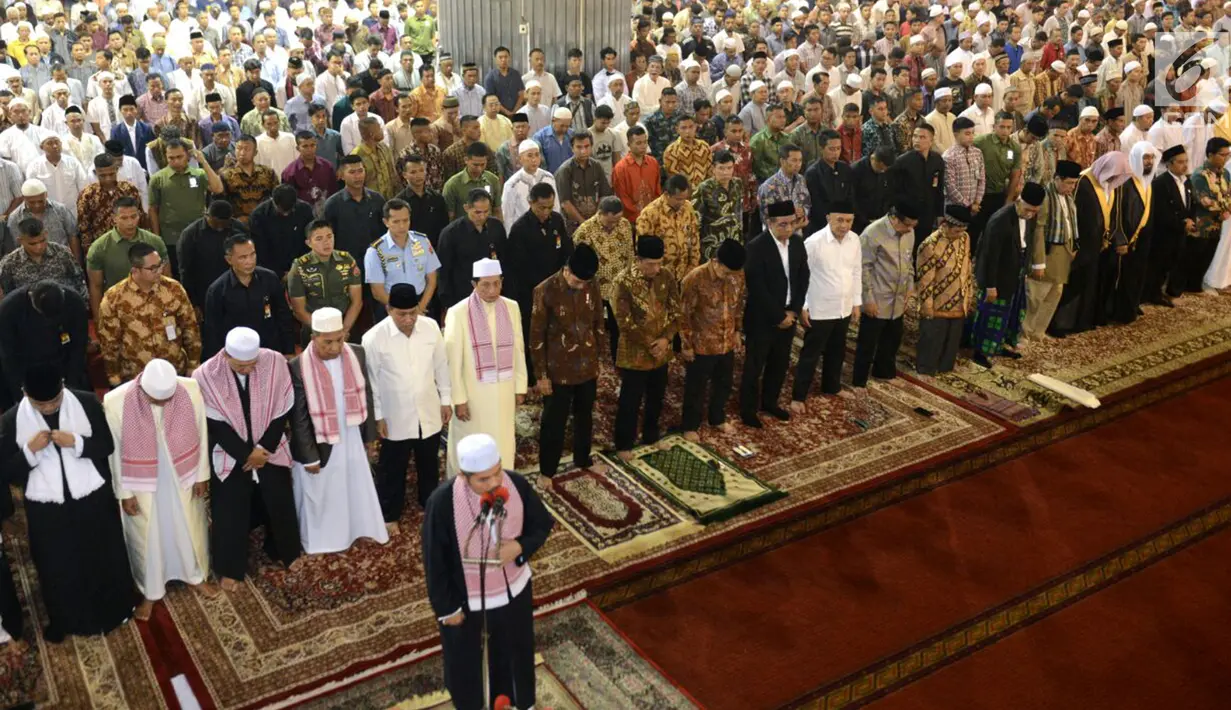 Suasana Salat Jumat yang diikuti oleh Presiden Jokowi di Masjid Istiqlal, Jakarta, Jumat (2/3). Presiden mengaku bahwa dirinya sudah lama ingin salat Jumat di Masjid Istiqlal, namun seringkali berada di luar kota. (Liputan6.com/Pool/Biro Pers Setpres)