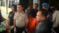 Pelaku berpakaian oranye ditahan di Polres Malang Kota, Jawa Timur (Zainul Arifin/Liputan6.com)