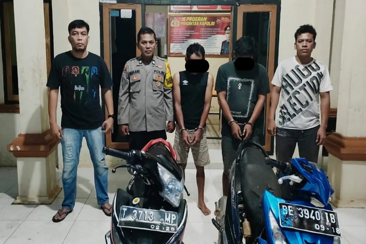 Dua pelaku begal menggunakan pistol mainan saat beraksi kini berhasil diamankan polisi. Foto: (Polsek Bumi Ratu Nuban)