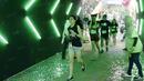 Peserta saat melewati zona Gliter pada ajang Splash Run di Pantai Carnaval, Ancol, Sabtu (30/7/2016). (Bola.com/Nicklas Hanoatubun)