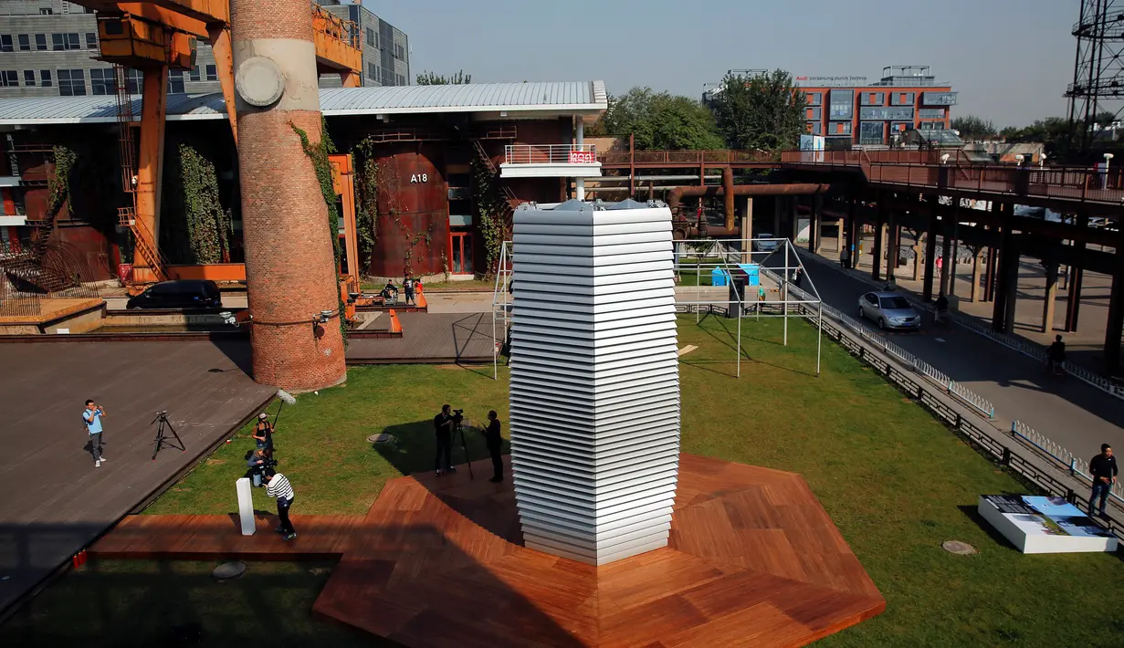 Pembersih udara raksasa terpasang di zona art D-751 di Beijing, Kamis (29/9). Daan Roosegaarde menamakan proyeknya ini dengan sebutan The Smog Free Project yang mampu menghasilkan udara bersih 30.000 m3 udara/jam. (REUTERS / Damir Sagolj)  