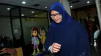 Usai menjenguk suaminya Anas Urbaningrum, Athiyyah Laila menebar senyum (Liputan6.com/Faisal R Syam).