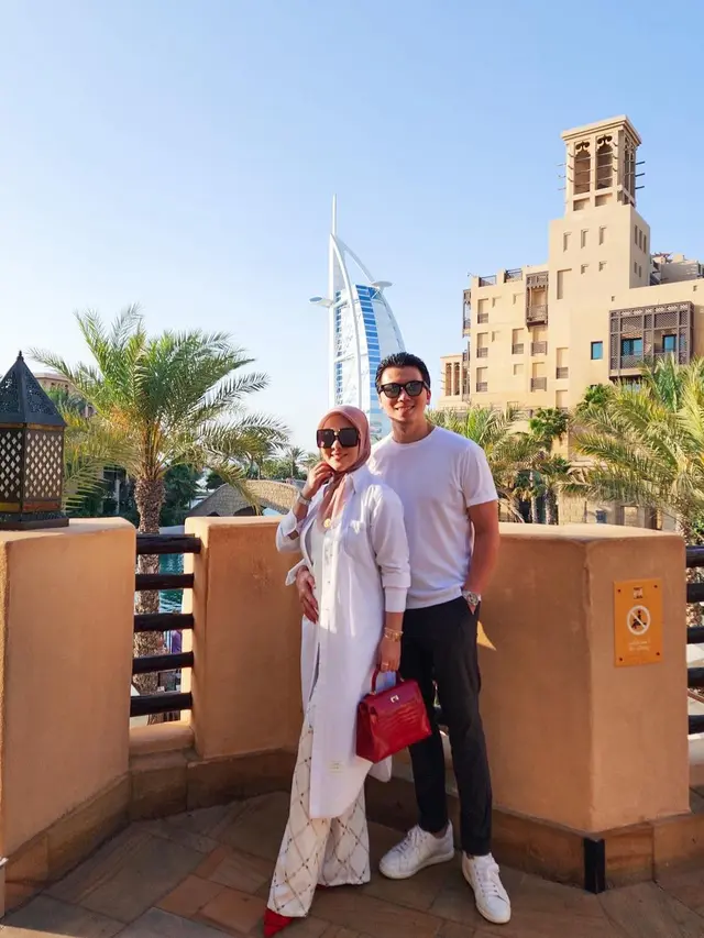 8 Momen Liburan Syahrini dan Reino Barack di Dubai, Tampil Mesra