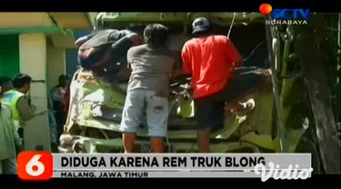Kendaraan dump truk menabrak rumah sekaligus warung, di kawasan Jalan Raya Talangsuko, Kecamatan Turen, Malang, Jawa Timur. Akibat kejadian itu, rumah nyaris roboh dan seorang bocah terluka serius karena tergencet badan truk, diduga kecelakaan akibat...