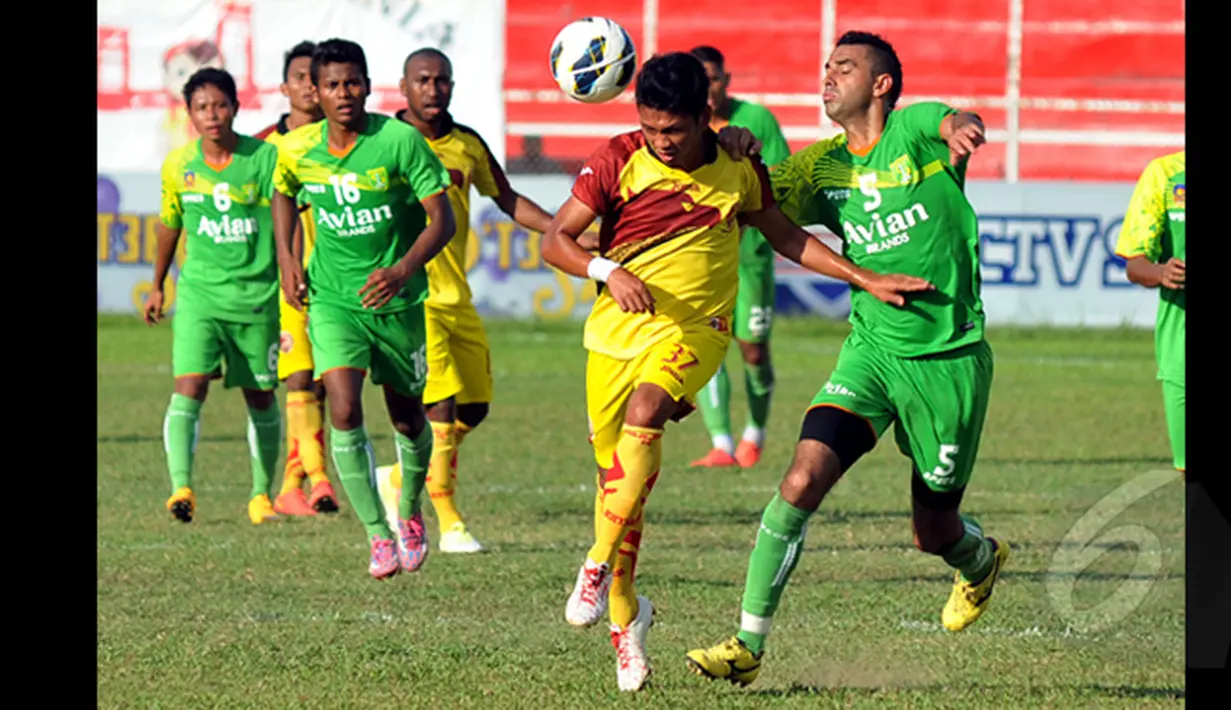 Bek Persebaya, Octavio Dutra (kanan) menahan pergerakan pemain tengah Sriwijaya FC, Rizky Dwi saat laga SCM Cup 2015 di Stadion H Agus Salim, Padang, Rabu (21/1/2015). Sriwijaya FC bermain imbang dengan Persebaya (1-1). (Liputan6.com/Johan Tallo)