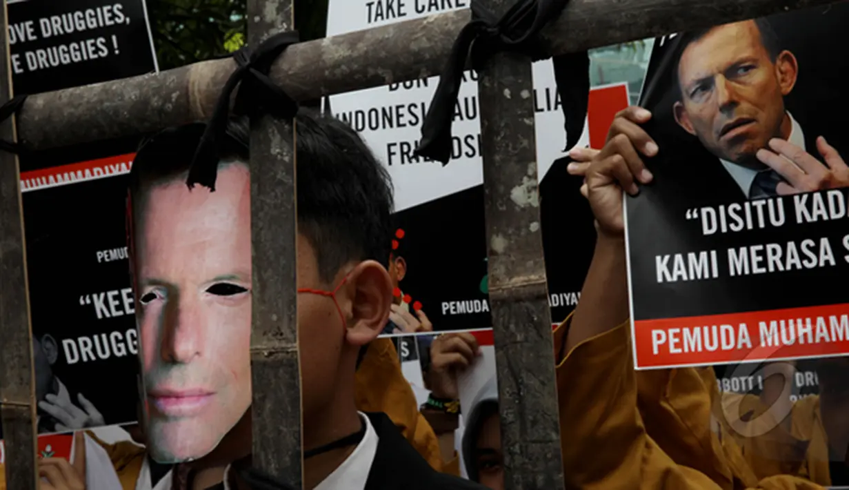 Massa mengenakan topeng  PM Australia Tony Abbot saat menggelar aksi demo di depan Kedubes Australia, Jakarta, Rabu (25/2/2015). Massa memprotes pernyataan Tony Abbott terkait dua terpidana mati Andrew Chan dan Myuran Sukumaran. (Liputan6.com/JohanTallo)