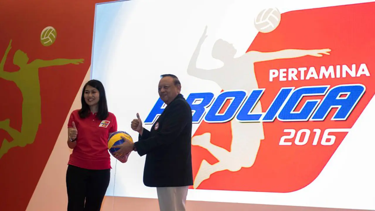 Vice President Corporate Communication Pertamina, Wianda Pusponegoro (kiri), dan Wakil Ketua Umum PP PBVSI, Djoko Sardono
