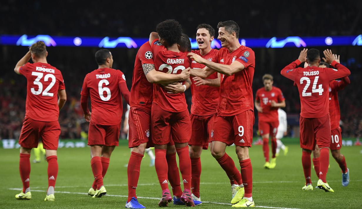 Para pemain Bayern Munchen merayakan gol yang dicetak Serge Gnabry ke gawang Tottenham pada laga Liga Champions di Stadion Tottenham, London, Selasa (1/10). Tottenham kalah 2-7 dari Munchen. (AFP/Daniel Leal-Olivas)