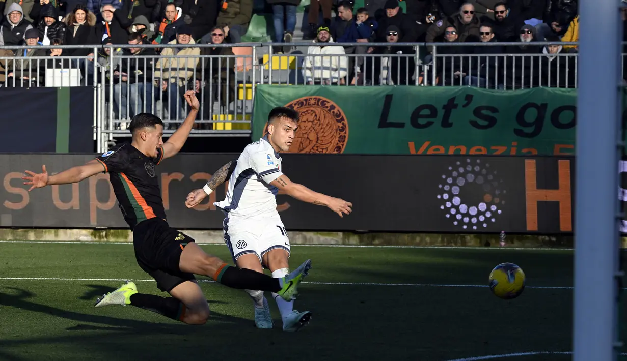 Pemain Venezia, Jay Idzes (kiri) berusaha menghalau tendangan pemain Inter Milan, Lautaro Martinez pada laga lanjutan Liga Italia 2024/2025 di Pier Luigi Penzo Stadium, Venice, Minggu (12/01/2025) malam WIB. (AFP/Andrea Pattaro)