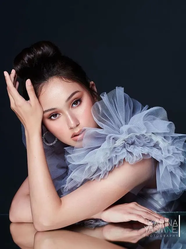 6 Pemotretan Terbaru Yasmin Napper Ini Curi Perhatian