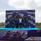 Para pemenang saat naik podium di Yamaha Cup Race 2019 di sirkuit Bukit Peusar Tasikmalaya (Liputan6.com/Windi Wicaksono)