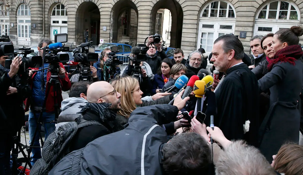 Frank Berton (kanan), pengacara tersangka utama teror Paris pada November lalu, Salah Abdeslam, memberi keterangan di luar pengadilan di Paris, Prancis, Rabu (27/4). Abdeslam sempat buron dan menjadi orang paling dicari di Eropa  (REUTERS/Gonzalo Fuentes)