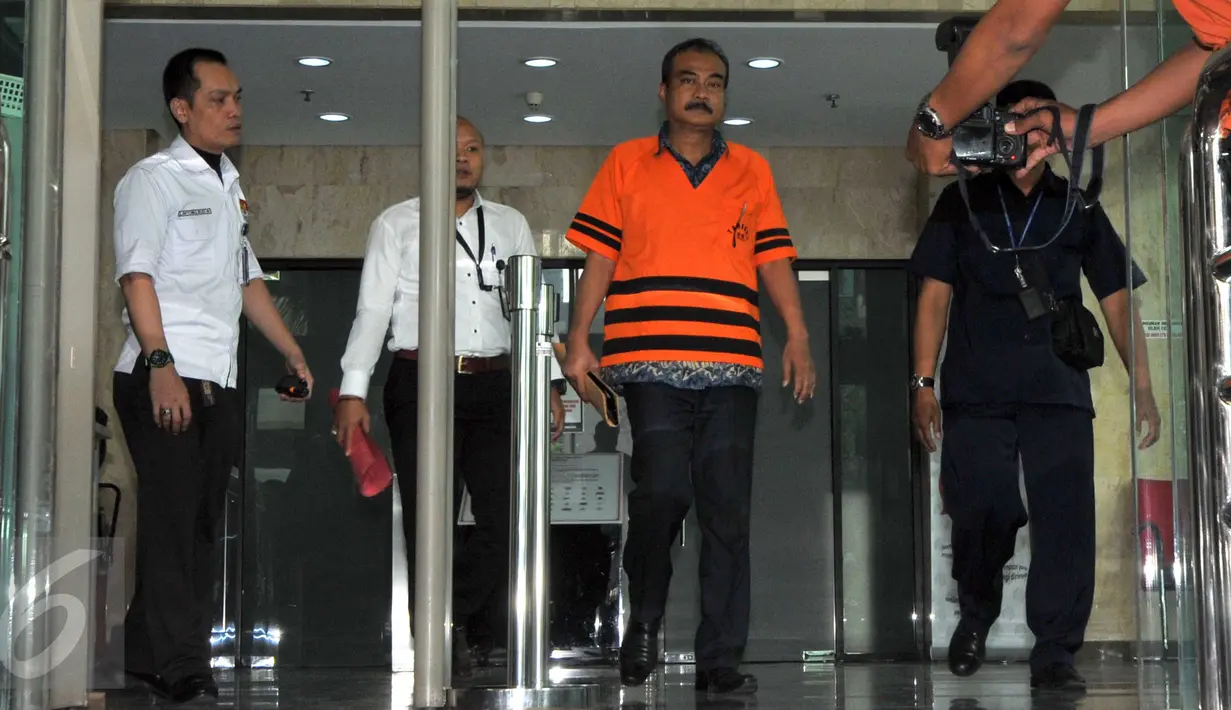 Tersangka kasus dugaan suap proyek Pembangkit Listrik Tenaga Mikrohidro di Papua, Bambang Wahyuhadi usai diperiksa KPK, Jakarta, Selasa (3/11). Bambang merupakan Staf ahli anggota Komisi VII DPR F-Hanura, Dewie Yasin Limpo.(Liputan6.com/Helmi Afandi)