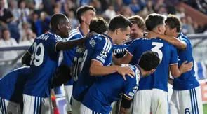 Pemain Como 1907 merayakan gol yang dicetak Assane Diao dalam laga debut klub Italia itu di Liga Champions. Como menang 4-1 atas RB Leipzig dalam pertandingan yang digelar pada Jumat (11/9/2026) dini hari WIB. (AP Photo/Luca Bruno)