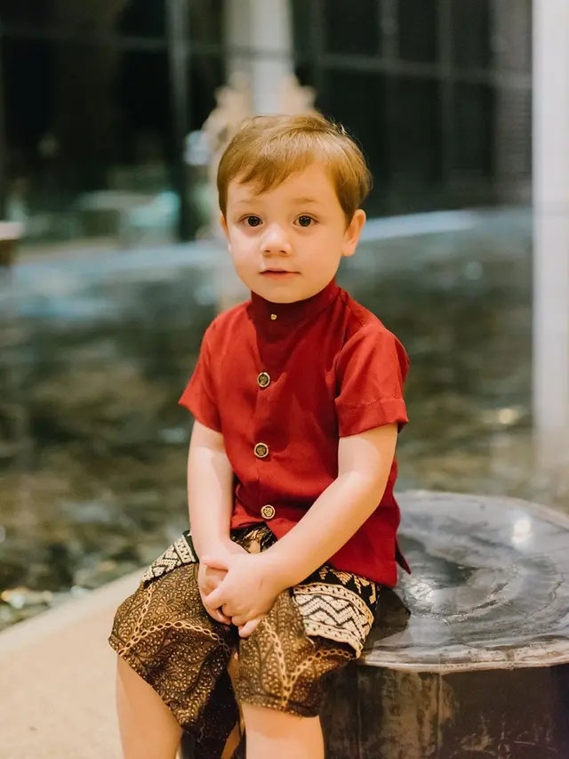 6 Potret Lucio Anak Stefan William Pakai Baju Tradisional Bali, Menggemaskan