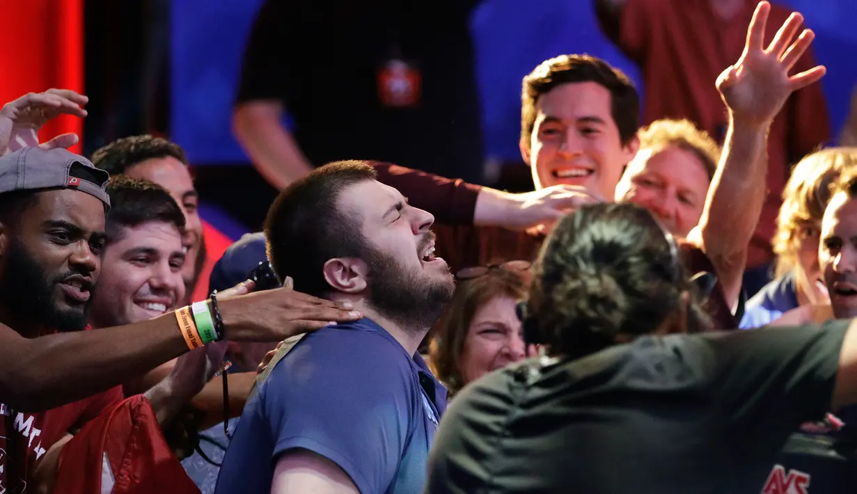 Scott Blumstein dari AS (tengah) bereaksi setelah memenangkan Kejuaraan Dunia Poker (World Series of Poker Main Event) di Las Vegas, Minggu (23/7). Blumstein berhasil membawa pulang 8.15 juta US Dolar atau sekitar Rp 106,7 miliar (AP Photo/John Locher)