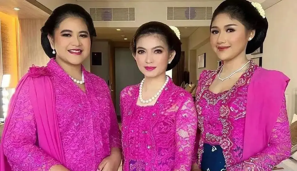 Tampil bersama adik ipar dibalut kebaya fuschia, Selvi memilih mengenakan lipstik merah muda yang menjadi statement. [@selvi_ananda_]