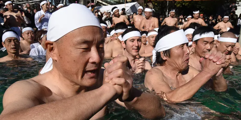 20150110- Sucikan Diri, Penganut Shinto Rendam Diri di Kolam Es-Jepang-AFP Photo