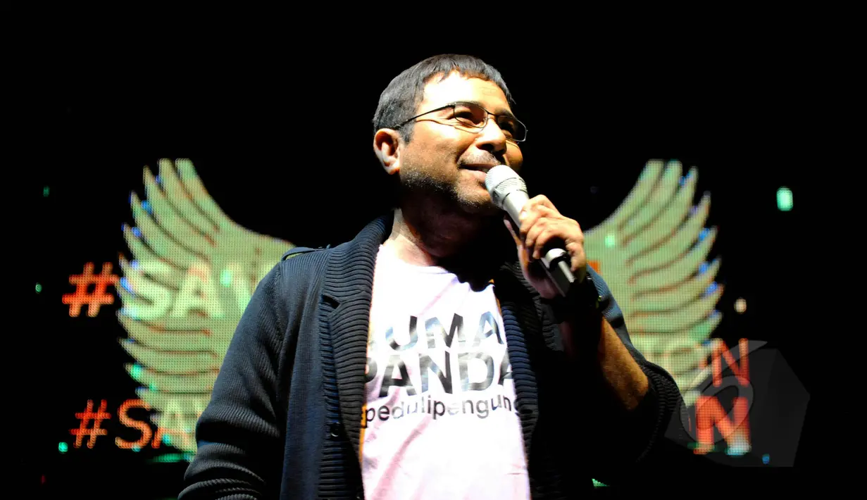 Penyanyi senior Harvey Maleyholo ikut menyumbang lewat suara emasnya dalam acara charity concert untuk pengungsi di NTT, Jakarta, Kamis (7/5/2015). Para penyanyi tersebut melelang lagu yang dinyanyikannya saat acara. (Liputan6.com/Faisal R Syam)