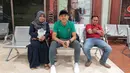 Pemain Timnas U-19, Lutfi Kamal bersama orang tuanya di Bandara Soekarno-Hatta, Cengkareng, (28/10/2017). Timnas U-19 akan mengikuti kualifikasi Piala Asia di Korea Selatan. (Bola.com/Nicklas Hanoatubun)
