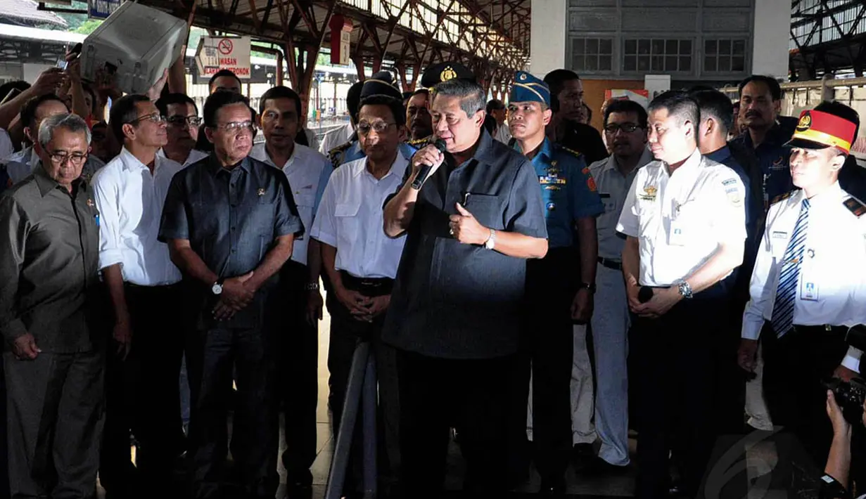 Dalam kunjungannya, SBY berpesan baik para pemudik juga pengelola untuk utamakan faktor keamanan terbaik bagi para penumpang, Kamis (24/7/14). (Liputan6.com/Faizal Fanani)