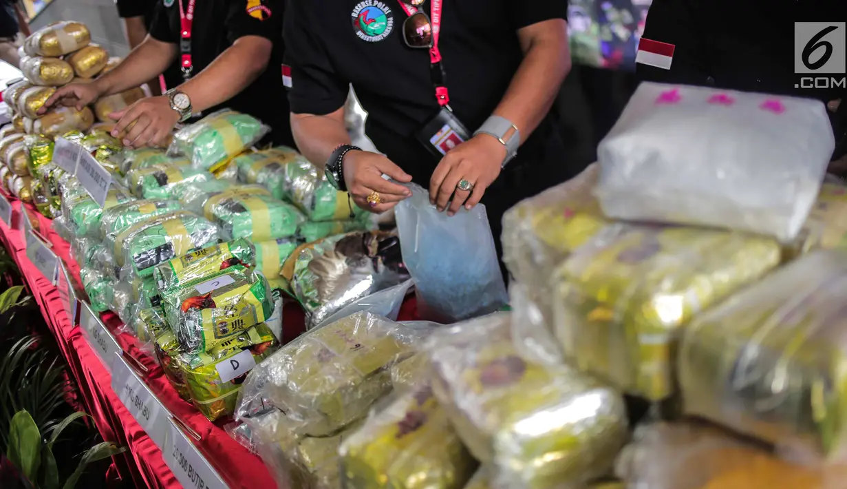 Petugas menata barang bukti kasus narkoba jaringan Malaysia-Indonesia di Bareskrim Mabes Polri, Jakarta, Selasa (9/7/2019). Selama 2019, Bareskrim Polri bersama stakeholder terkait menyita 177,500 Kg sabu-sabu dan 30 ribu butir ekstasi dari sindikat Malaysia-Jakarta. (Liputan6.com/Fazail Fanani)
