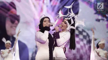 Penampilan duet Syahrini bersama adiknya Aisyahrani dalam acara SCTV Music Awards 2018 di Studio 6 Emtek, Jakarta, Jumat (27/4). Syahrini tampil kompak bersama sang adik saat menghibur penonton di SCTV Music Awards 2018. (Liputan6.com/Faizal Fanani)