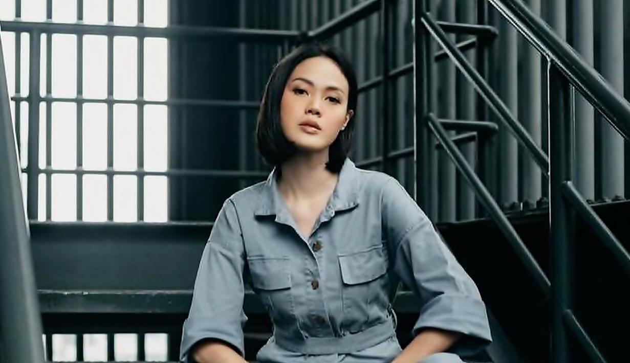 Dalam dunia layar lebar, Della Dartyan terkenal usai memerankan karakter Arini dalam film Love For Sale. Beradu akting dengan Gading Marten, ia pun banyak dinominasikan dalam berbagai festival film. Meski film tersebut adalah film pertamanya. (Liputan6.com/IG/delladartyan)