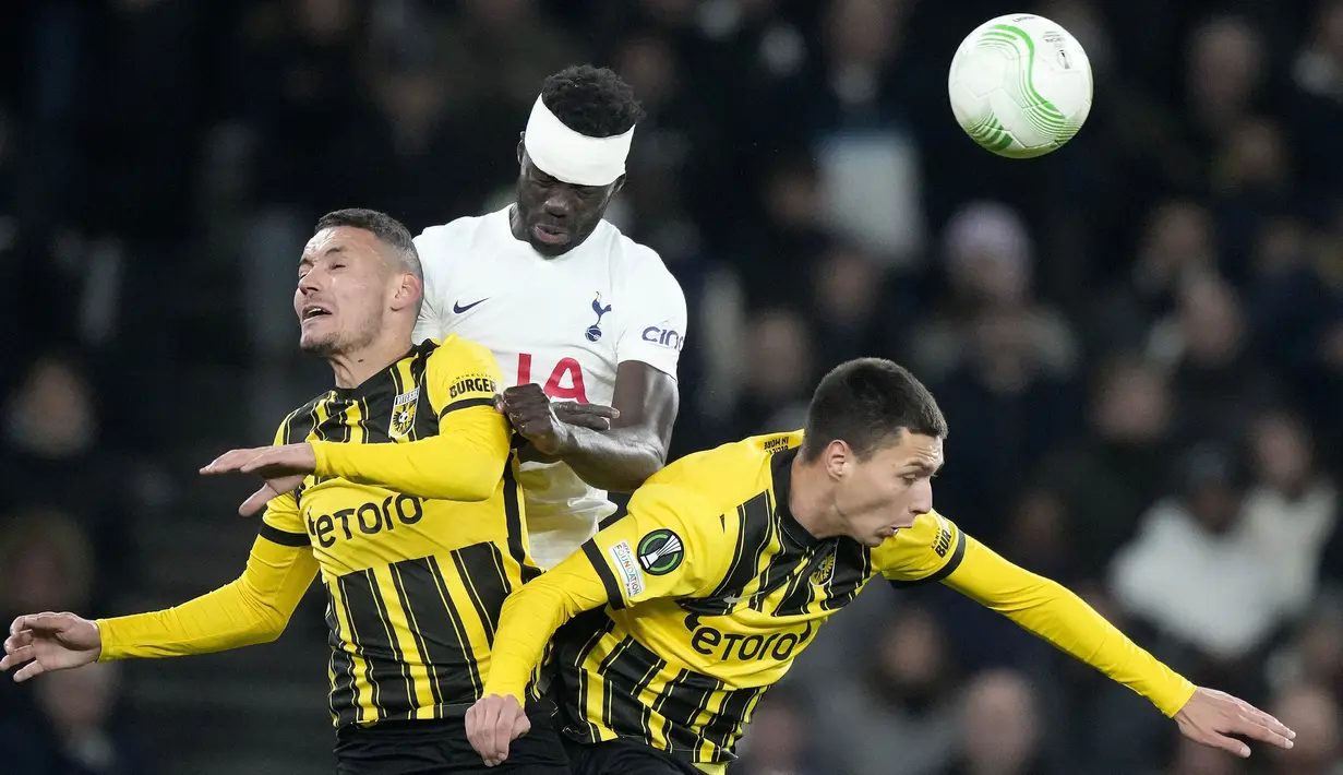 Sementara itu Vitesse sendiri sempat memperkecil ketinggalan lewat gol yang dicetak oleh Rasmussen dan Matus Bero. (AP/Frank Augstein)