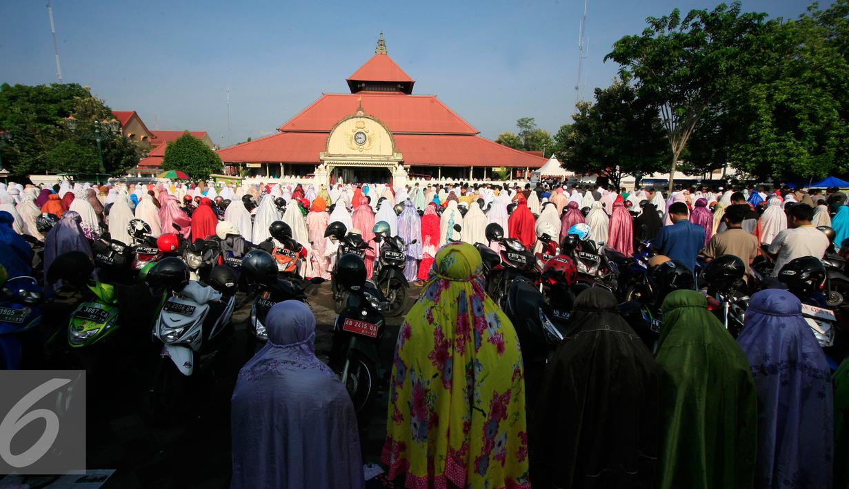 Ratusan Warga melakukan salat gerhana matahari di Masjid Kauman,Yogyakarta, Rabu (9/3/2016). Salat gerhana tersebut diadakan sebagai ungkapan syukur atas kuasa Allah SWT. (Liputan6.com/Boy Harjanto)